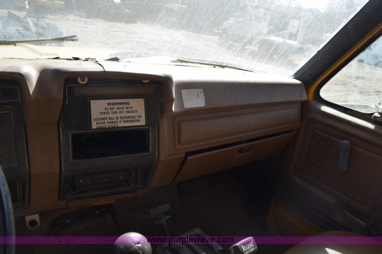 image for item K4311 1993 Ford F700 dump truck