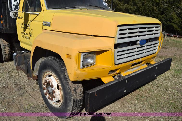 image for item K4311 1993 Ford F700 dump truck