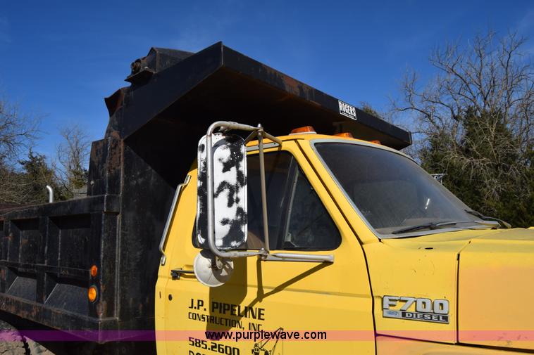 image for item K4311 1993 Ford F700 dump truck