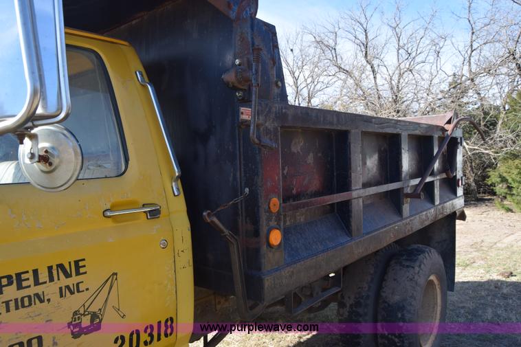 image for item K4311 1993 Ford F700 dump truck