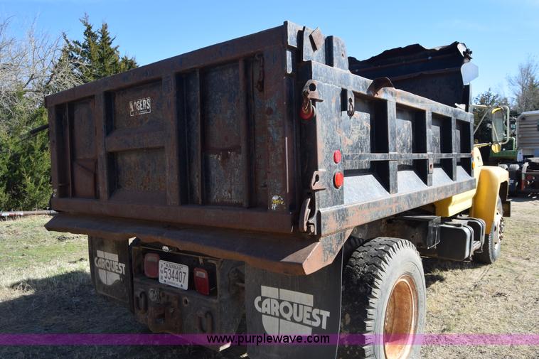 image for item K4311 1993 Ford F700 dump truck