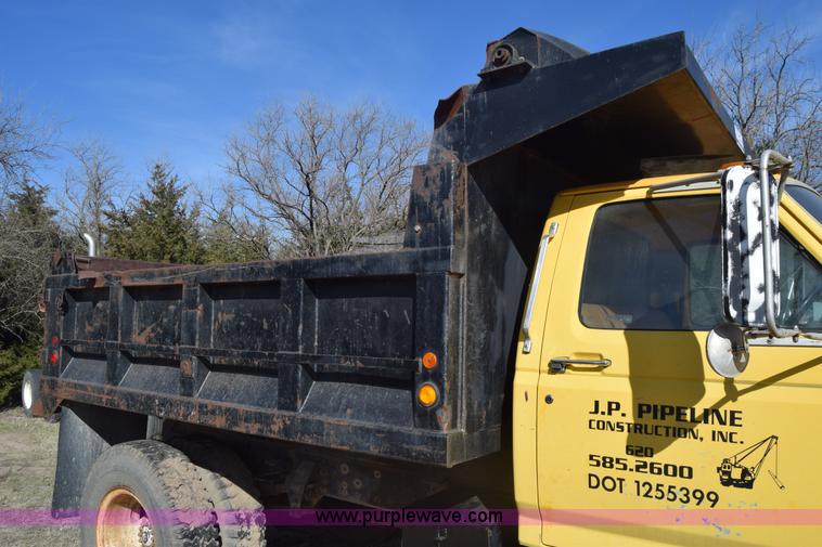 image for item K4311 1993 Ford F700 dump truck
