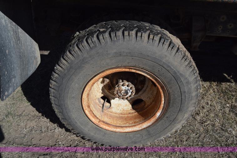 image for item K4311 1993 Ford F700 dump truck