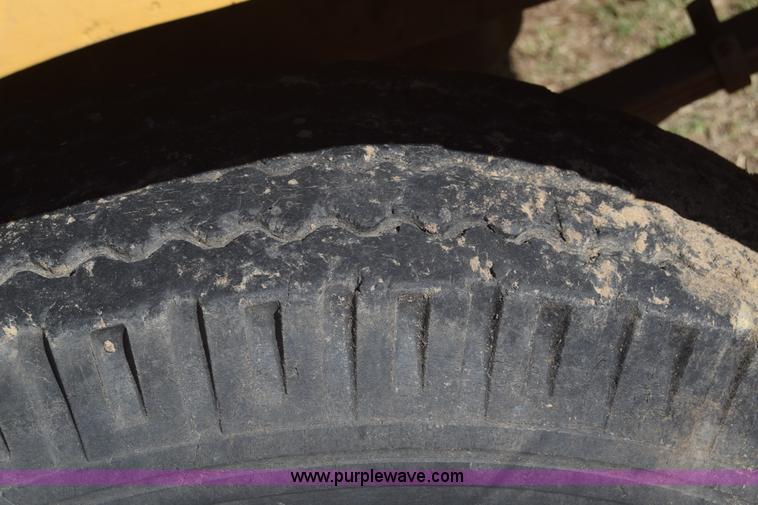 image for item K4311 1993 Ford F700 dump truck