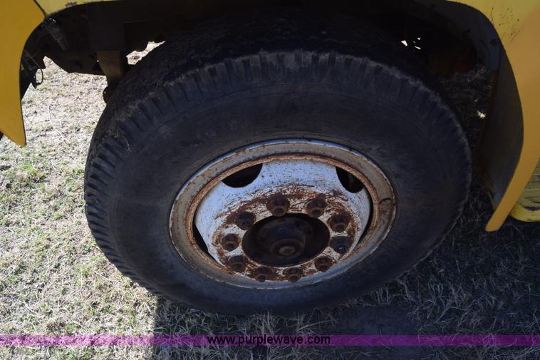 image for item K4311 1993 Ford F700 dump truck