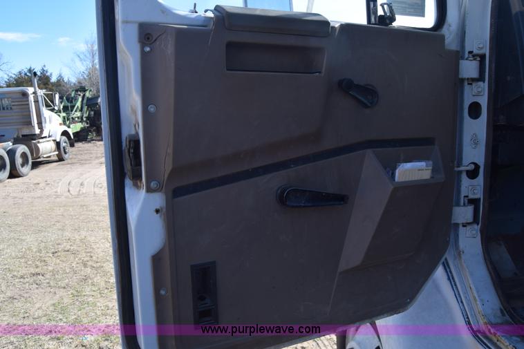 image for item K4312 1991 International 8300 vacuum truck