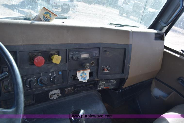 image for item K4312 1991 International 8300 vacuum truck