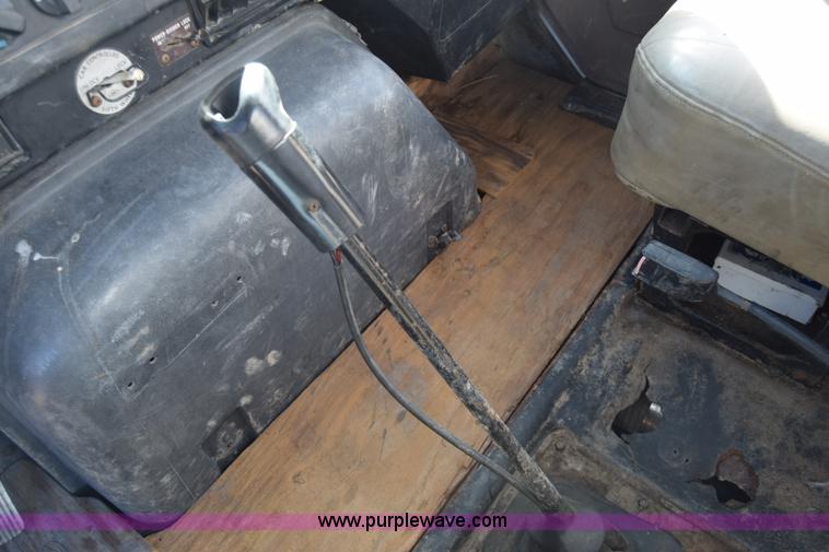 image for item K4312 1991 International 8300 vacuum truck