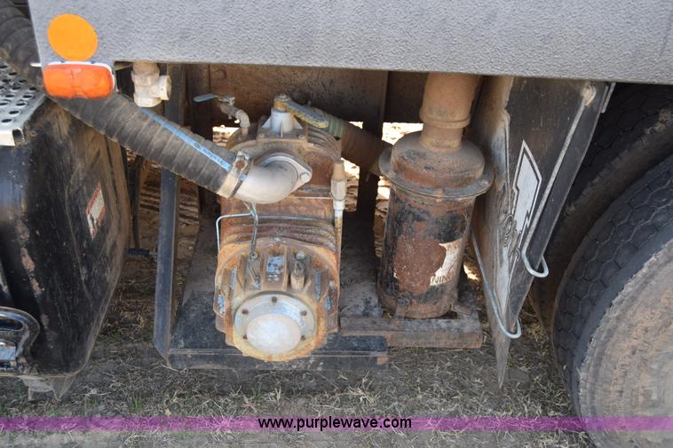 image for item K4312 1991 International 8300 vacuum truck
