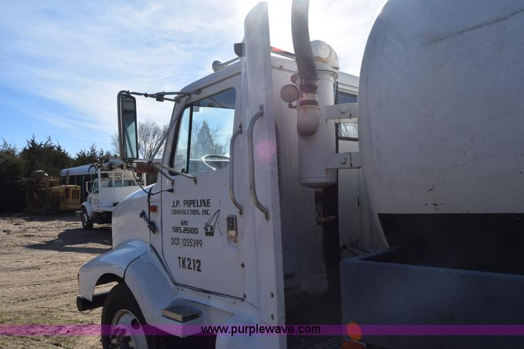 image for item K4312 1991 International 8300 vacuum truck