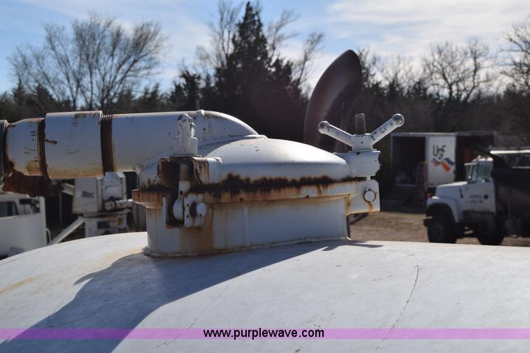 image for item K4312 1991 International 8300 vacuum truck