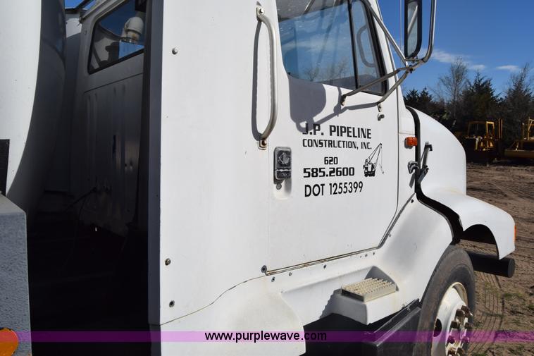 image for item K4312 1991 International 8300 vacuum truck