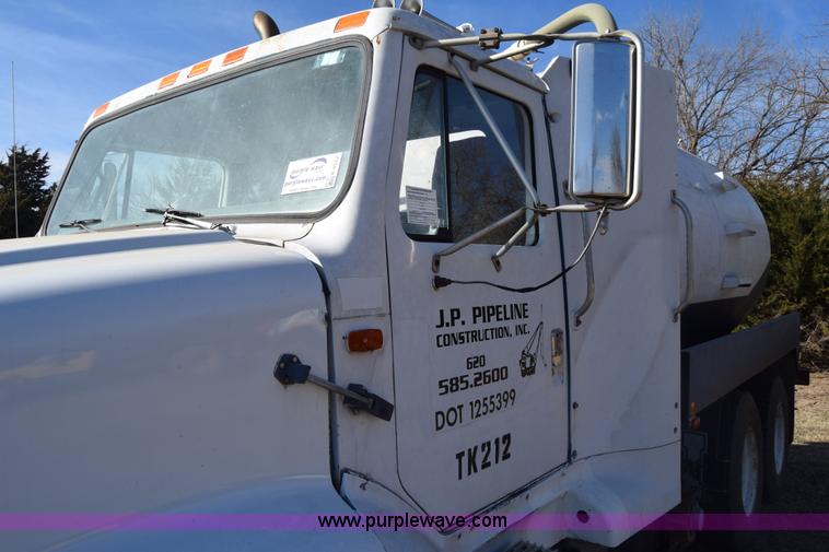image for item K4312 1991 International 8300 vacuum truck