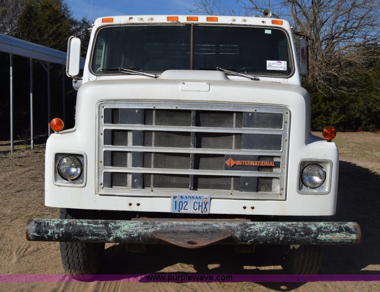 image for item K4313 1986 International 2275 flatbed truck