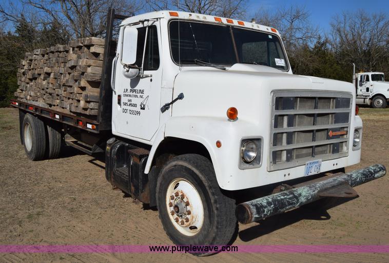 image for item K4313 1986 International 2275 flatbed truck