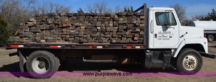 image for item K4313 1986 International 2275 flatbed truck