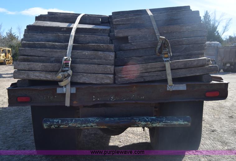 image for item K4313 1986 International 2275 flatbed truck