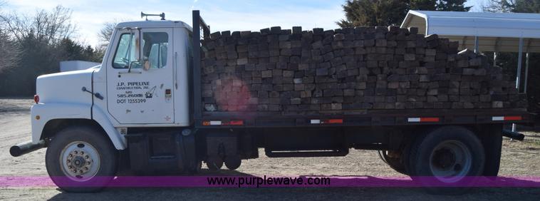 image for item K4313 1986 International 2275 flatbed truck