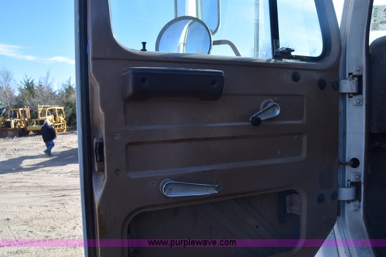 image for item K4313 1986 International 2275 flatbed truck