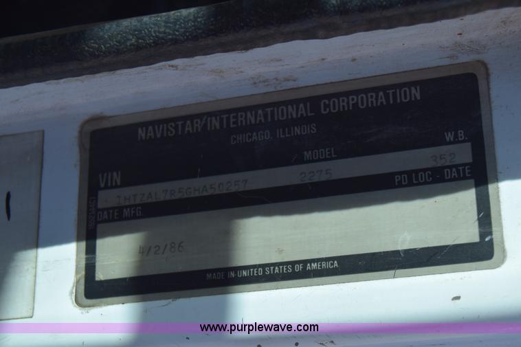 image for item K4313 1986 International 2275 flatbed truck