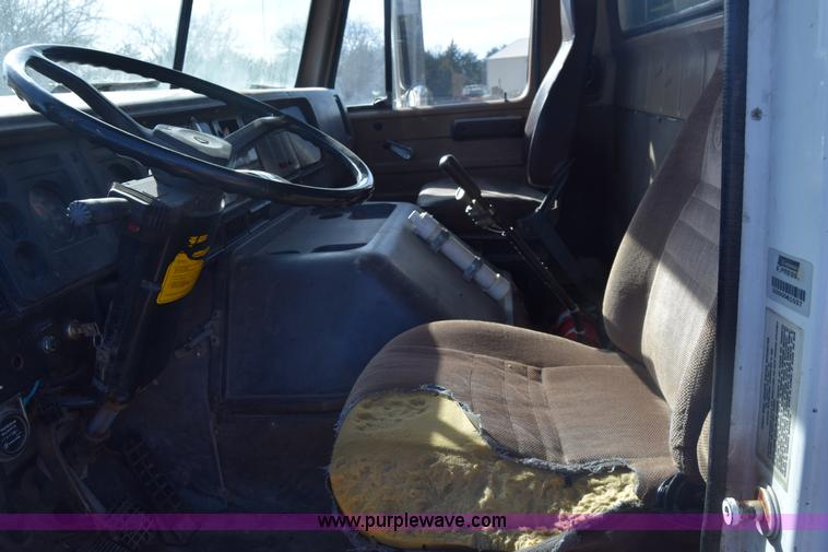 image for item K4313 1986 International 2275 flatbed truck