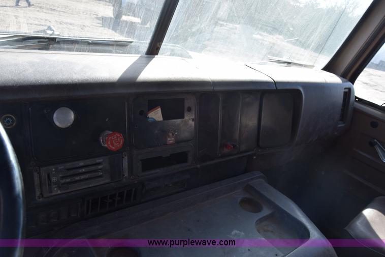 image for item K4313 1986 International 2275 flatbed truck