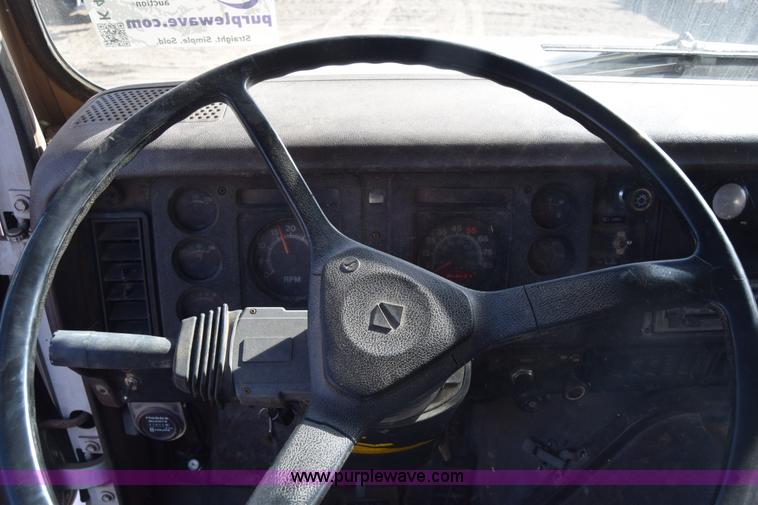 image for item K4313 1986 International 2275 flatbed truck