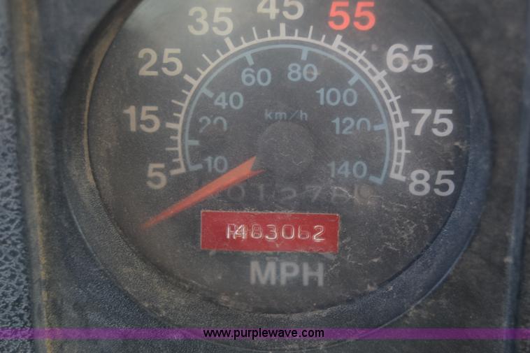 image for item K4313 1986 International 2275 flatbed truck