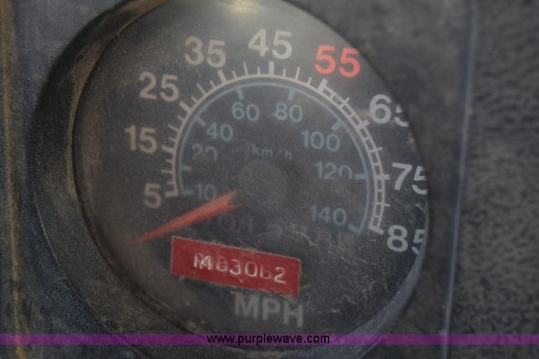 image for item K4313 1986 International 2275 flatbed truck