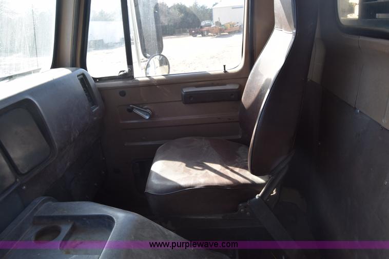 image for item K4313 1986 International 2275 flatbed truck