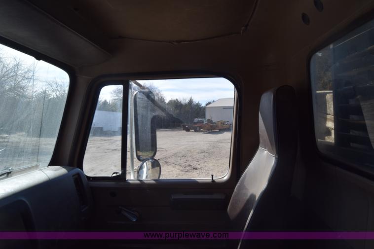 image for item K4313 1986 International 2275 flatbed truck