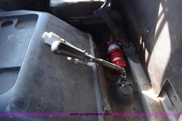 image for item K4313 1986 International 2275 flatbed truck