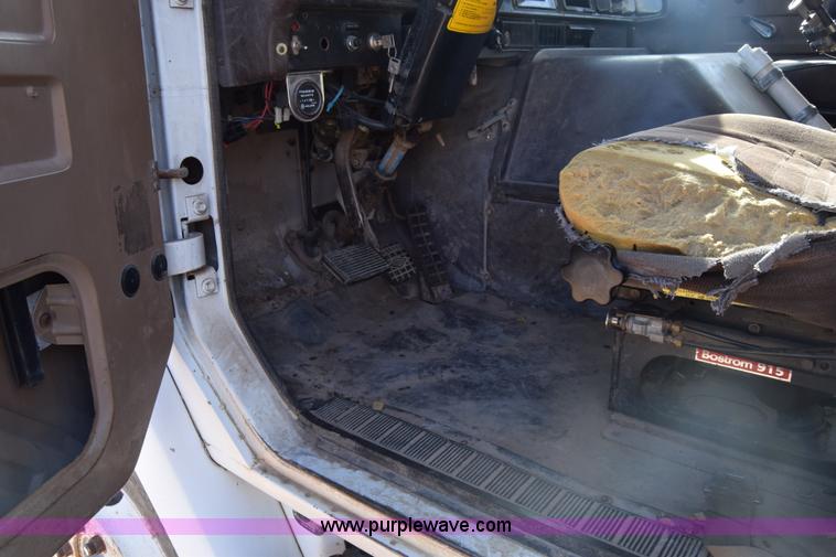 image for item K4313 1986 International 2275 flatbed truck