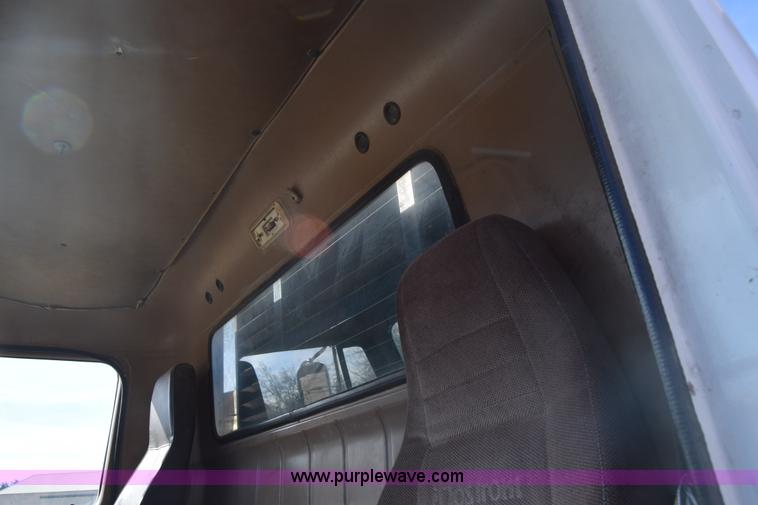 image for item K4313 1986 International 2275 flatbed truck