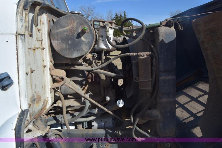 image for item K4313 1986 International 2275 flatbed truck