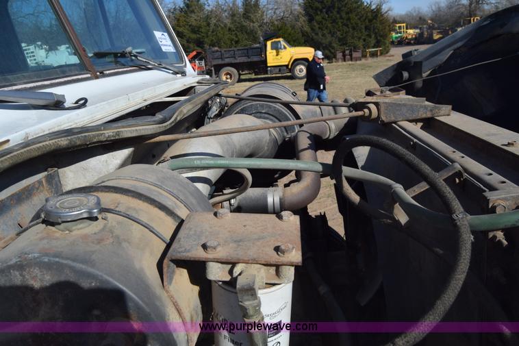 image for item K4313 1986 International 2275 flatbed truck