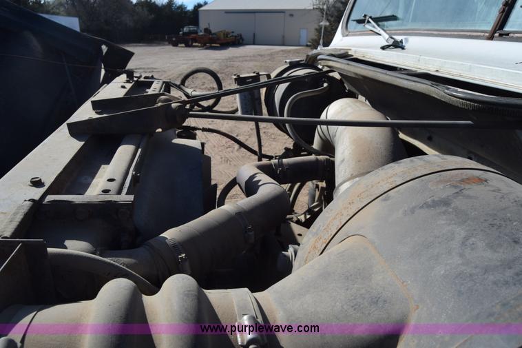 image for item K4313 1986 International 2275 flatbed truck