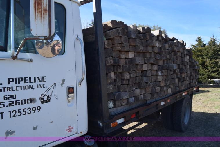 image for item K4313 1986 International 2275 flatbed truck