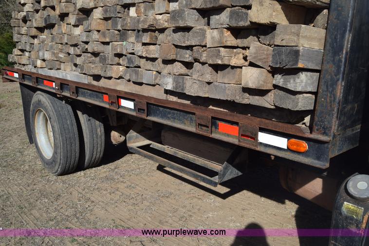 image for item K4313 1986 International 2275 flatbed truck