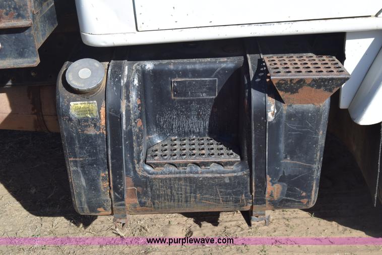 image for item K4313 1986 International 2275 flatbed truck