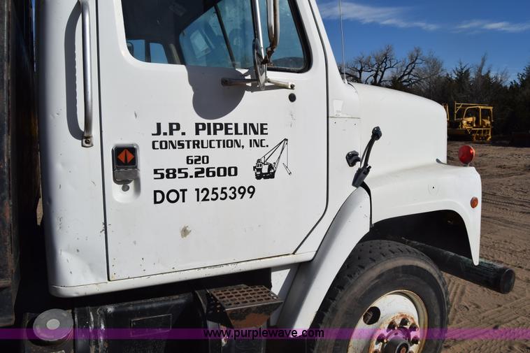 image for item K4313 1986 International 2275 flatbed truck