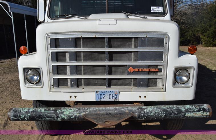 image for item K4313 1986 International 2275 flatbed truck