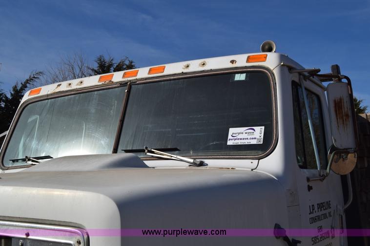 image for item K4313 1986 International 2275 flatbed truck