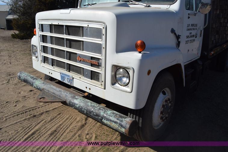 image for item K4313 1986 International 2275 flatbed truck