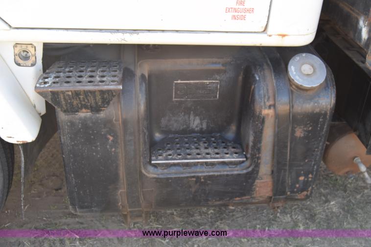 image for item K4313 1986 International 2275 flatbed truck