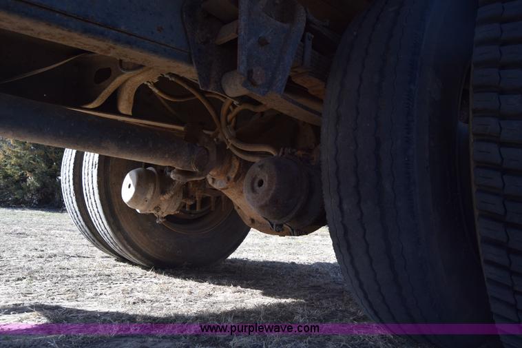 image for item K4313 1986 International 2275 flatbed truck