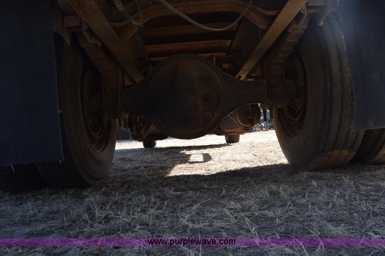 image for item K4313 1986 International 2275 flatbed truck