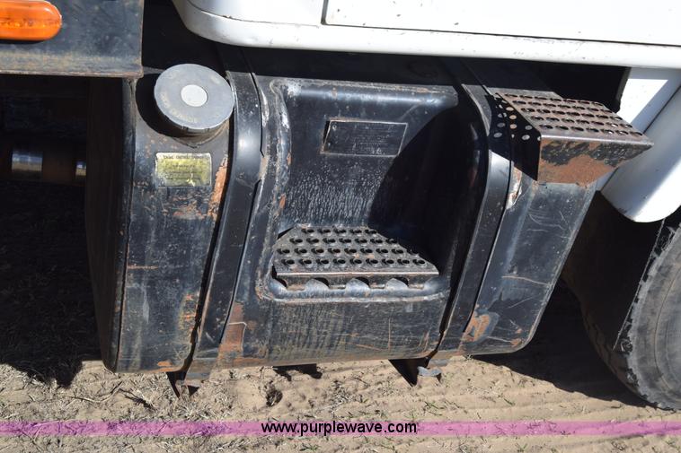 image for item K4313 1986 International 2275 flatbed truck