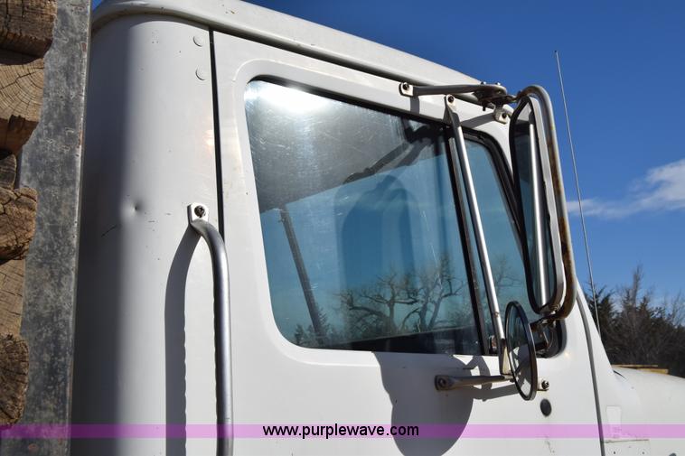 image for item K4313 1986 International 2275 flatbed truck