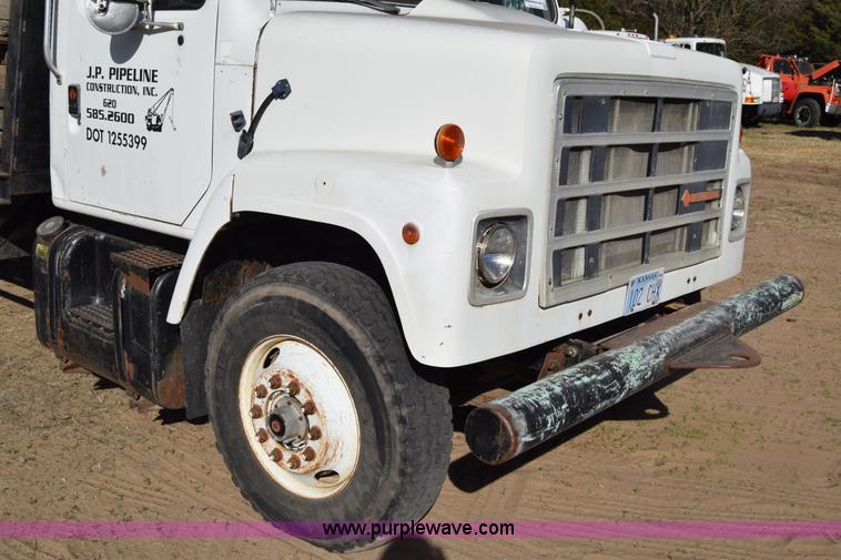 image for item K4313 1986 International 2275 flatbed truck